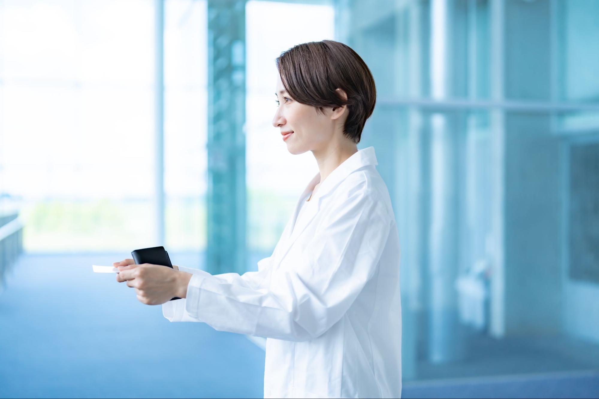 名刺交換のマナーを正しく理解しよう！やり方と絶対NGな行動も紹介