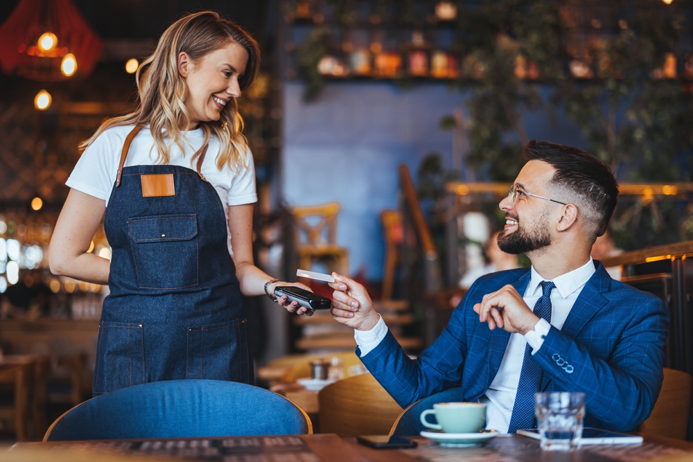 Bar（バー）の名刺の作り方は？おしゃれな名刺デザインの事例を紹介