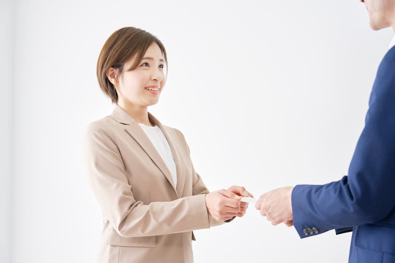 女性特有の名刺の渡し方はある？基本マナーや順番を解説