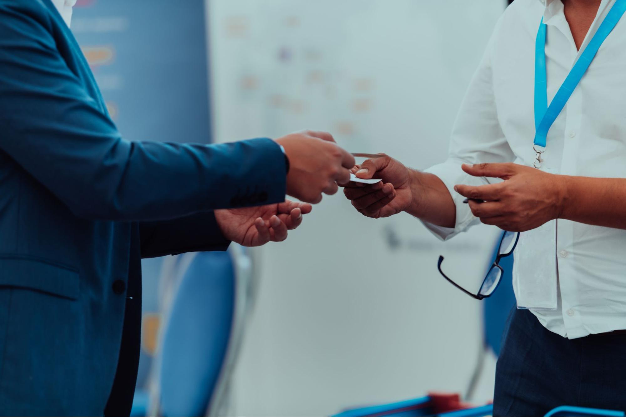 教員が名刺を使うシーンはいつ？メリットや名刺デザインのポイント