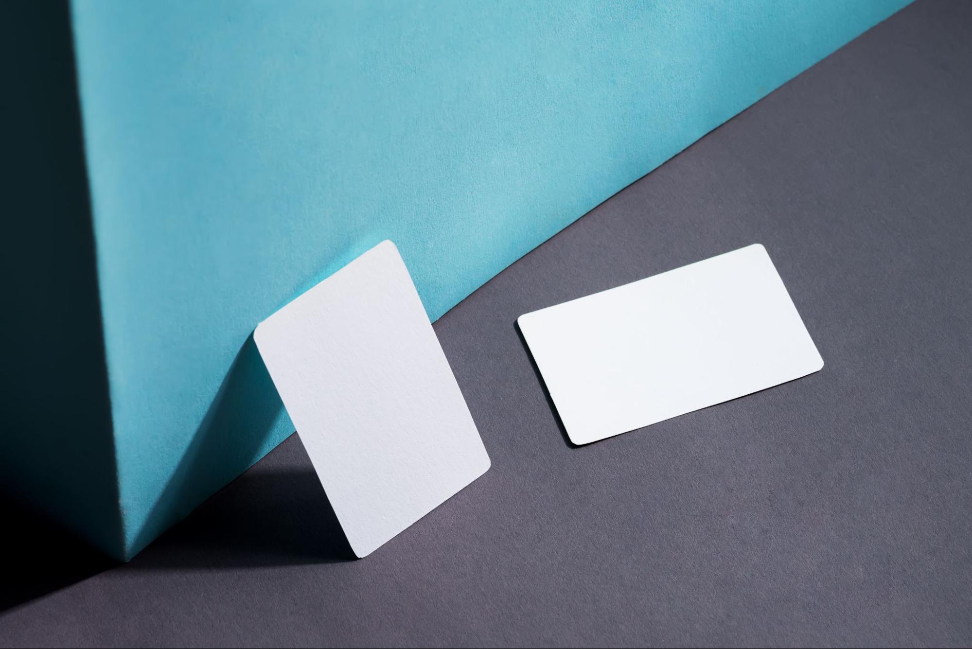 名刺の見本になるデザイン例10選！横型・縦型の名刺デザイン集