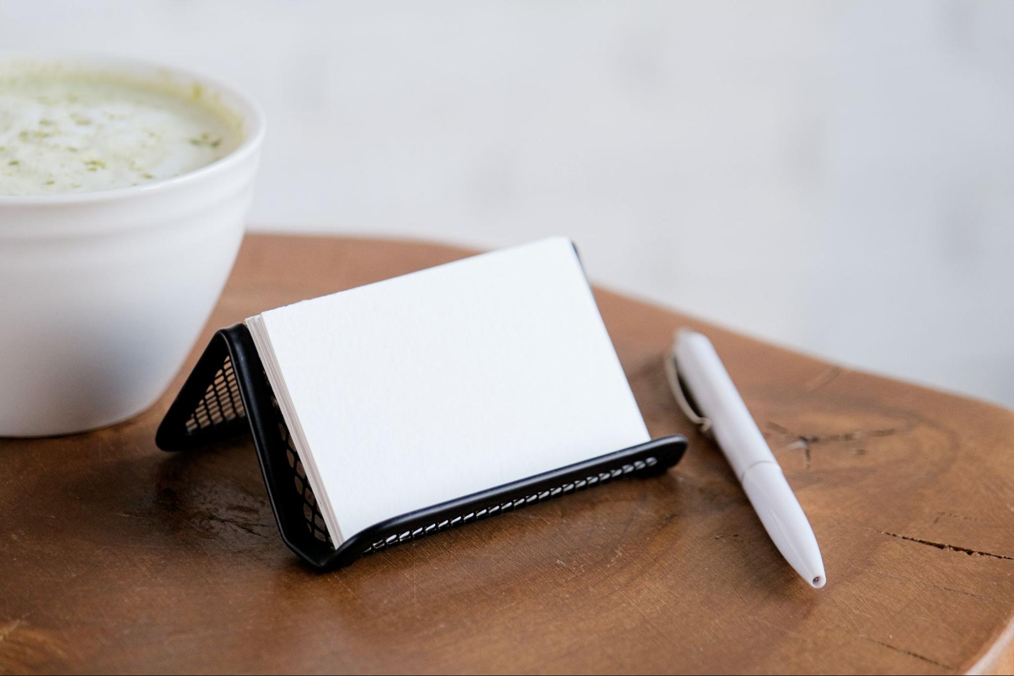 名刺の厚さのおすすめは？種類別の厚さや単位・与える印象を解説